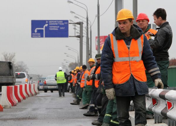 Дорожные рабочие на путепроводе на 24-м километре Ленинградского шоссе. Архив