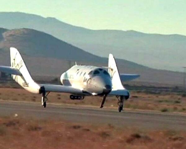 Туристический космический челнок совершил первый самостоятельный полет