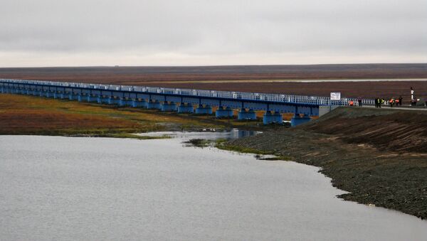 Мост через реку Юрибей на полуострове Ямал. Архивное фото