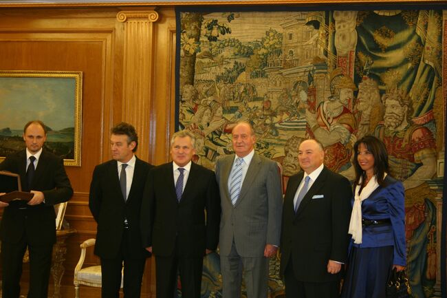 Во время вручения награды королю Испании Хуану Карлосу I