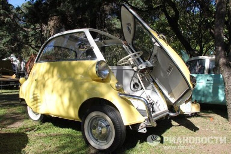 Автомобиль BMW Isetta, представленный на континентальной выставке ретро-автомобилей Автоклассика-2010 в Аргентине.