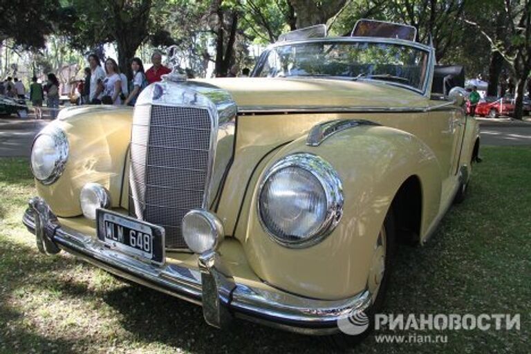 Автомобиль Mercedes-Benz 300 S Cabriolet (1952), представленный на континентальной выставке ретро-автомобилей Автоклассика-2010 в Аргентине.