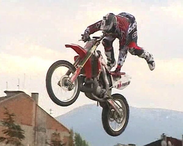 Мотоциклист взмыл в воздух на девять метров