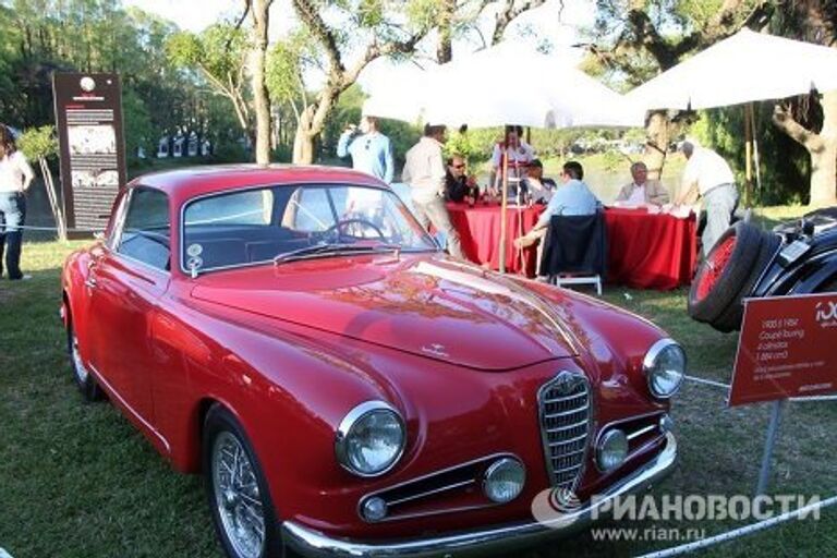 Автомобиль Alfa Romeo 1900 S Coupe, представленный на континентальной выставке ретро-автомобилей Автоклассика-2010 в Аргентине.