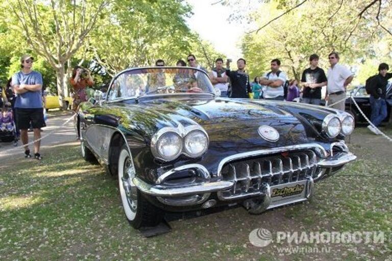 Автомобиль Chevrolet Corvette Convertible (1957), представленный на континентальной выставке ретро-автомобилей Автоклассика-2010 в Аргентине.