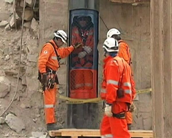 Спасательную капсулу для подъема шахтеров испытали в Чили