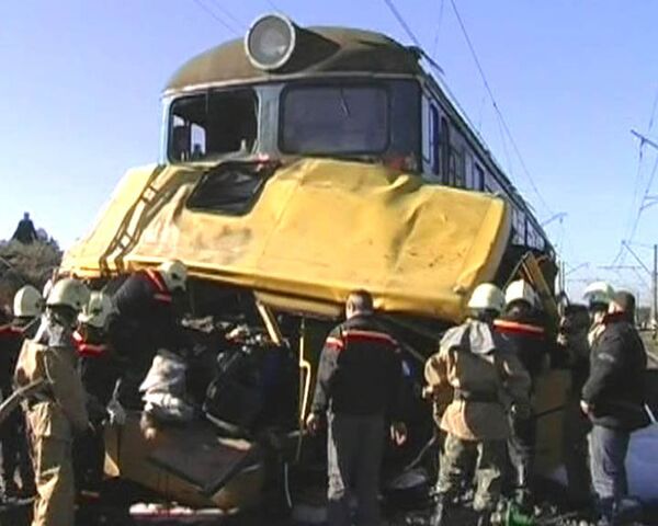 Поезд протаранил пассажирский автобус на Украине