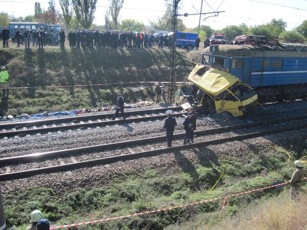 Поезд протаранил автобус с пассажирами на Украине