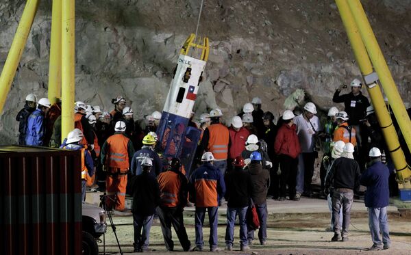 Спасатель на капсуле добрался до заблокированных под землей горняков в Чили