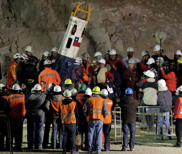 Спасатели в Чили вызволили из подземного плена первого из 33 горняков