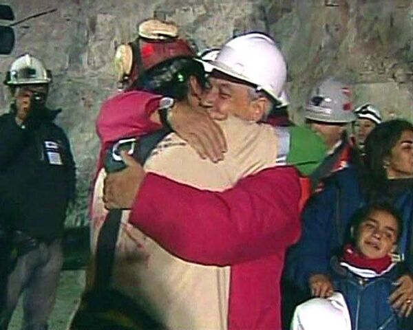 Первых чилийских шахтеров достали из-под земли 