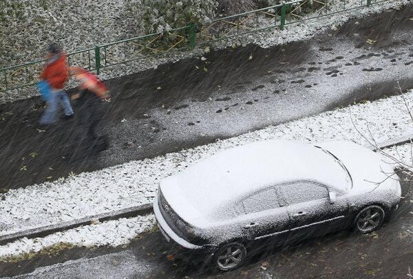 Первый снег на улицах Москвы