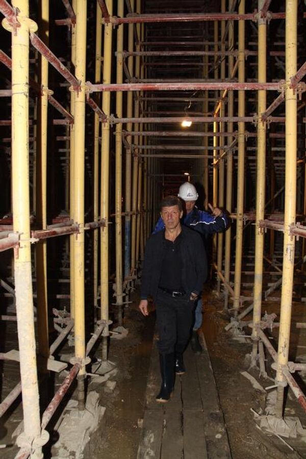 Заместитель председателя правительства РФ Дмитрий Козак на строительстве тоннеля в Сочи 11 октября