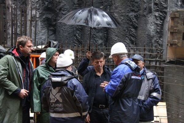 Заместитель председателя правительства РФ Дмитрий Козак на строительстве тоннеля в Сочи 11 октября