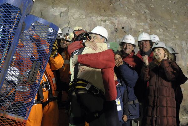 Операция по спасению 33 шахтеров в Чили идет успешно