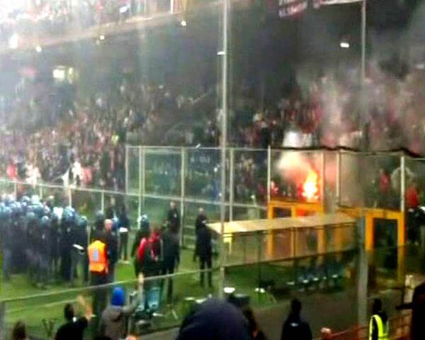 Болельщики устроили беспорядки и сорвали футбольный матч Италия - Сербия