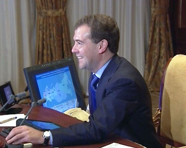 Медведев по видеосвязи поздравил нижегородских молодоженов с новосельем