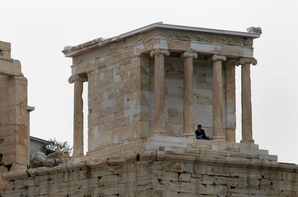 Работники министерства культуры и туризма Греции не пускают туристов на афинский Акрополь