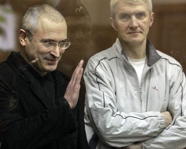 Ходорковский и Лебедев в зале суда улыбались журналистам 
