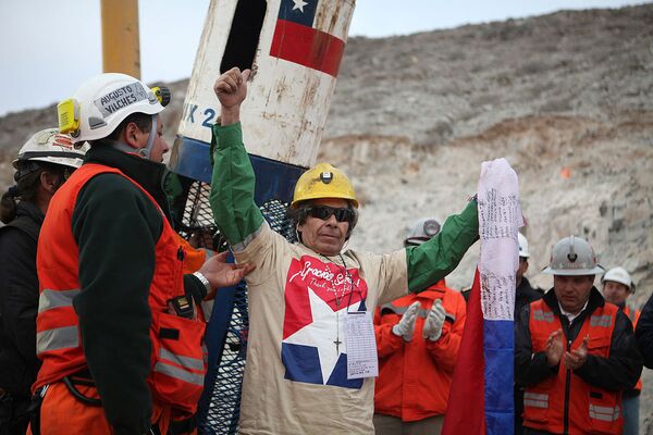Спасенные в Чили шахтеры надеются заработать на общении с журналистами