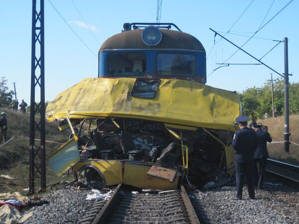До 44 возросло число жертв столкновения поезда и автобуса на Украине