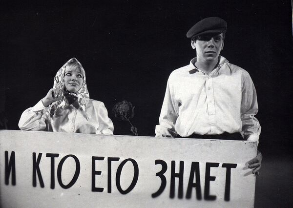 Виктор Ильичев на сцене Ленинградского театра имени Ленинского комсомола