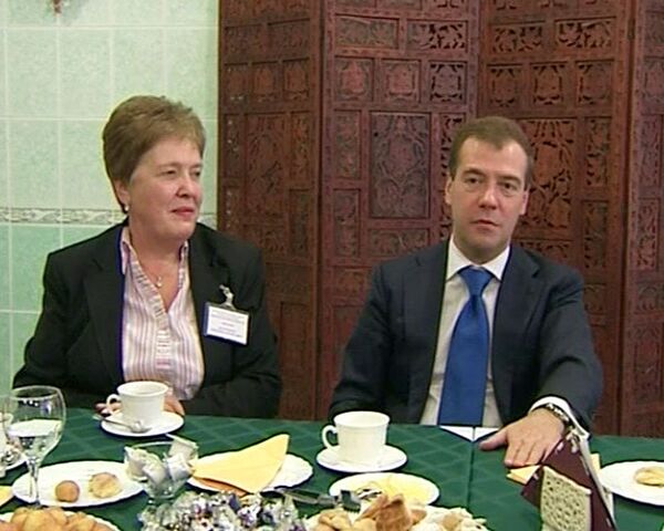 В доме престарелых Медведеву устроили экзамен и накормили булочками