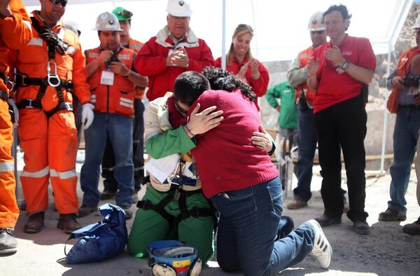 Спасатели вызволили всех 33 шахтеров в Чили