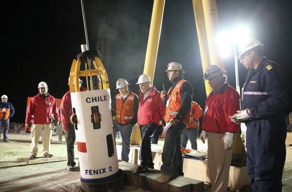 Первый запуск капсулы Феникс, предназначенной для спасения 33 чилийских шахтеров