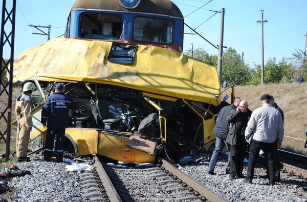 На месте аварии в Днепропетровской области, где на железнодорожном переезде локомотив врезался в пассажирский автобус Эталон