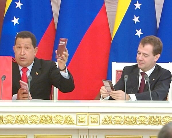 Чавес привез Медведеву шоколадку и банку бананового варенья