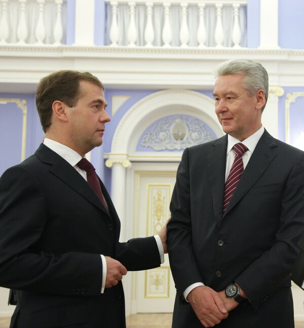 Президент РФ Д.Медведев и руководитель администрации президента РФ С.Собянин