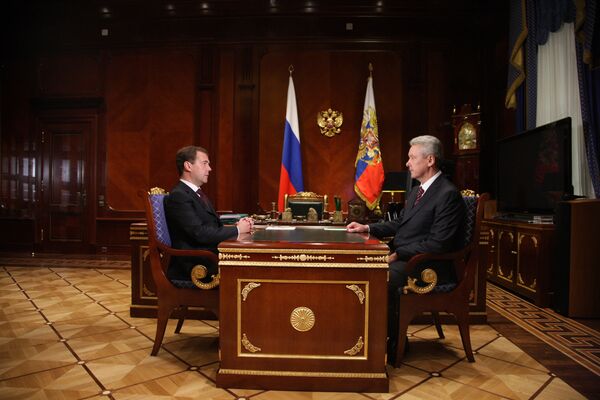 Президент РФ Д.Медведев и руководитель администрации президента РФ С.Собянин