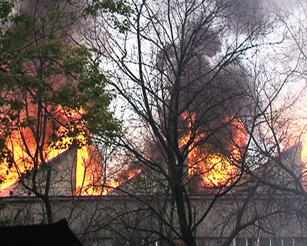 Общежитие тушили более 30 пожарных расчетов и вертолеты