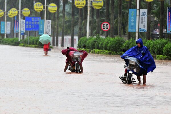 Затопленные улицы в одном из городов на острове Хайнань в Китае