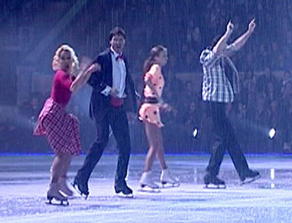 Фигуристы устроили танцы под дождем на премьере ледового мюзикла