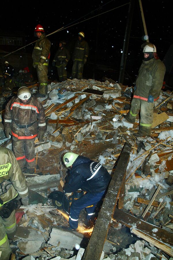 Четвертого погибшего извлекли из-под завалов дома в Сургуте