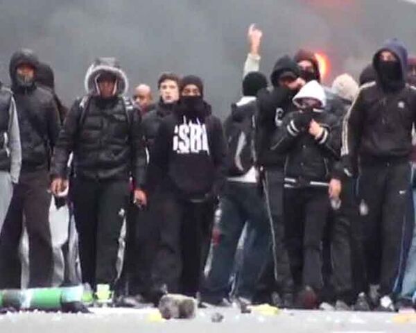 Бунтующих студентов разгоняют слезоточивым газом во Франции