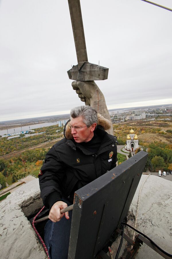 Волгоградский губернатор Анатолий Бровко на вершине скульптуры Родина-мать зовет!