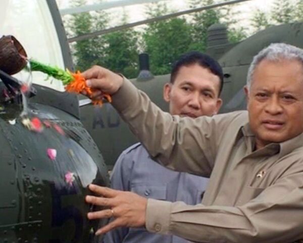 Военный вертолет индонезийцы по обычаю освятили лепестками цветов 