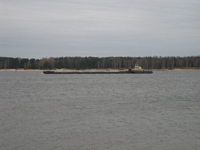 Буксир с порожней баржей сел на мель в среду днем на Рыбинском водохранилище в Ярославской области