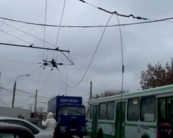 Ураганный ветер в Москве оборвал провода