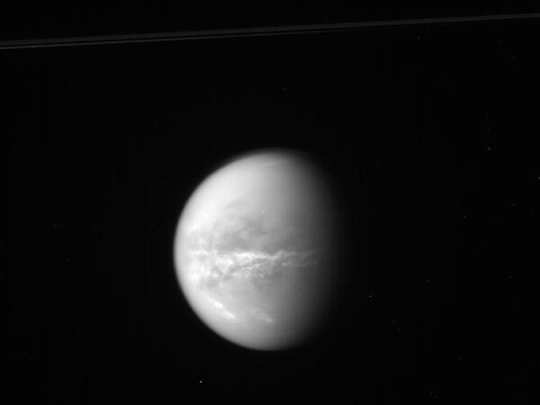 Зонд Кассини обнаружил признаки прихода весны на Титане