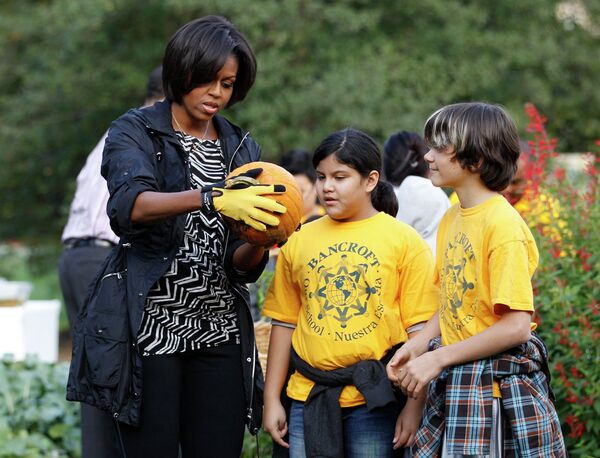 Мишель Обама собрала осенний урожай на огороде Белого дома