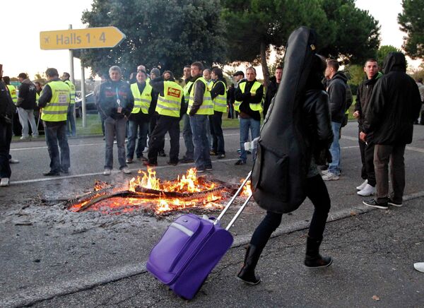 Французские профсоюзы сняли осаду с аэропорта Марселя, продолжавшуюся несколько часов