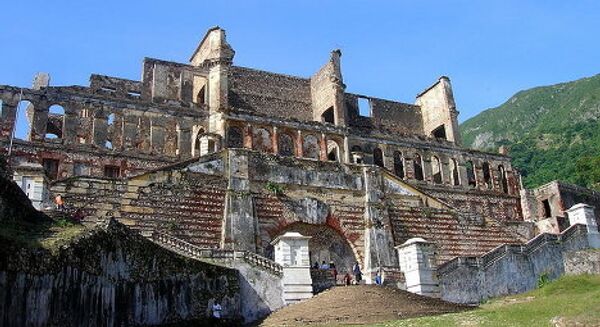 Полуразрушенный дворец Сан-Суси гаитянского короля Анри Кристофа