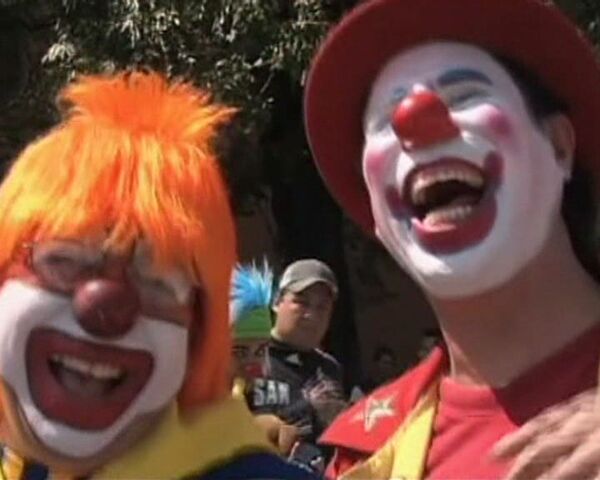 Сотни клоунов смеялись 15 минут без перерыва в Мексике