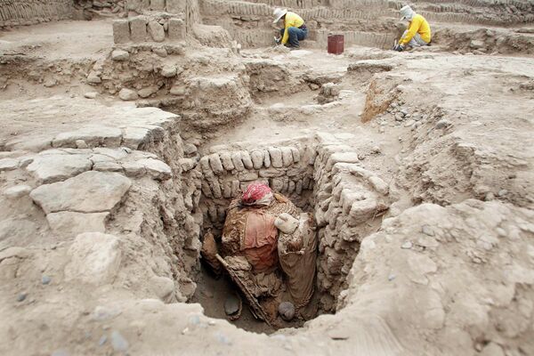 Археологи обнаружили четыре мумии на раскопках в перуанской столице Лиме