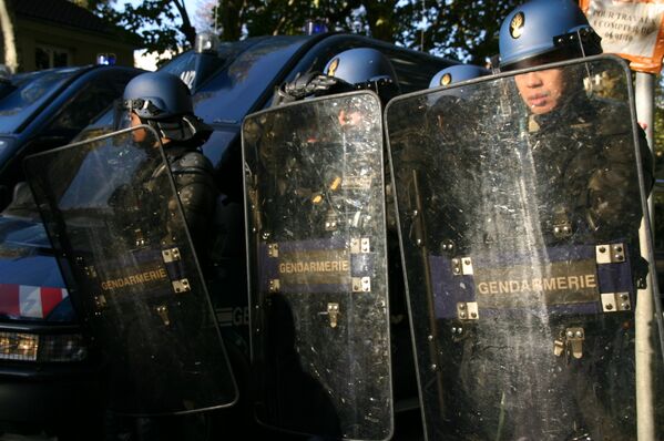 Французская полиция очистила от манифестантов площадь на юге Парижа