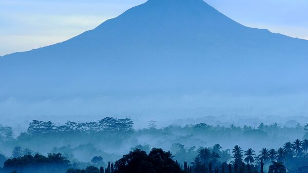 Вулкан Мерапи на рассвете